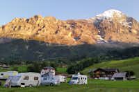 Camping Eigernordwand  -  Wohnwagenstellplatz und Wohnmobilstellplatz vom Campingplatz mit Blick auf die Berge in den Alpen