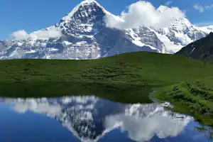 Camping Eigernordwand - Fluss in der Nähe vom Campingplatz mit Blick auf schneebedeckte Alpen
