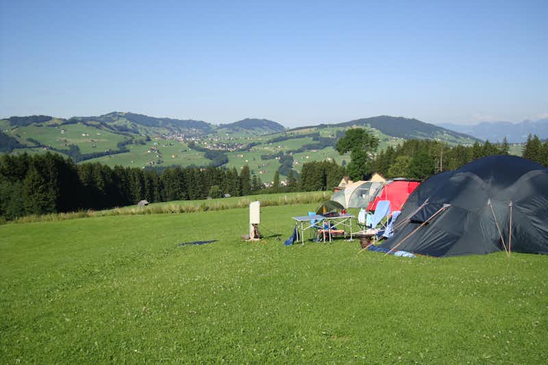 Camping Eischen  -  Zeltplatz vom Campingplatz auf grüner Wiese und mit Blick auf die Berge
