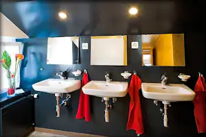 Camping Eischen - moderner Sanitärbereich mit Waschbecken und Spiegeln