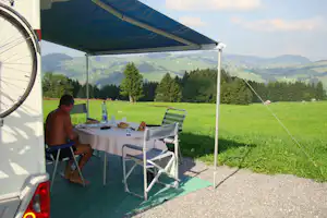 Camping Eischen - Camper auf dem Wohnwagenstellplatz und Wohnmobilstellplatz vom Campingplatz mit Blick auf die grünen Berge