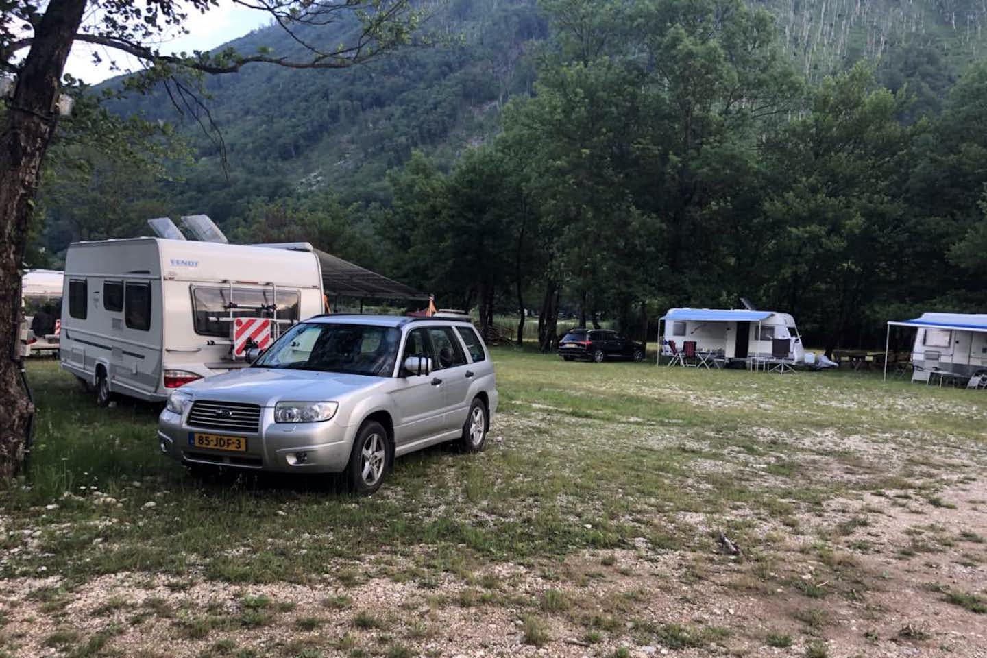 Camping Eko Selo Boračko Jezero - Stellplatz für Wohnwagen vom Campingplatz im Grünen