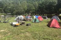 Camping Eko Selo Boračko Jezero - Wohnwagen- und Zeltstellplatz vom Campingplatz auf einer Wiese