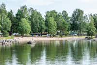First Camp Ekudden-Mariestad - Blick auf den See mit Badestrand und Kinderspielplatz