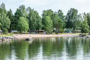 First Camp Ekudden-Mariestad - Blick auf den See mit Badestrand und Kinderspielplatz