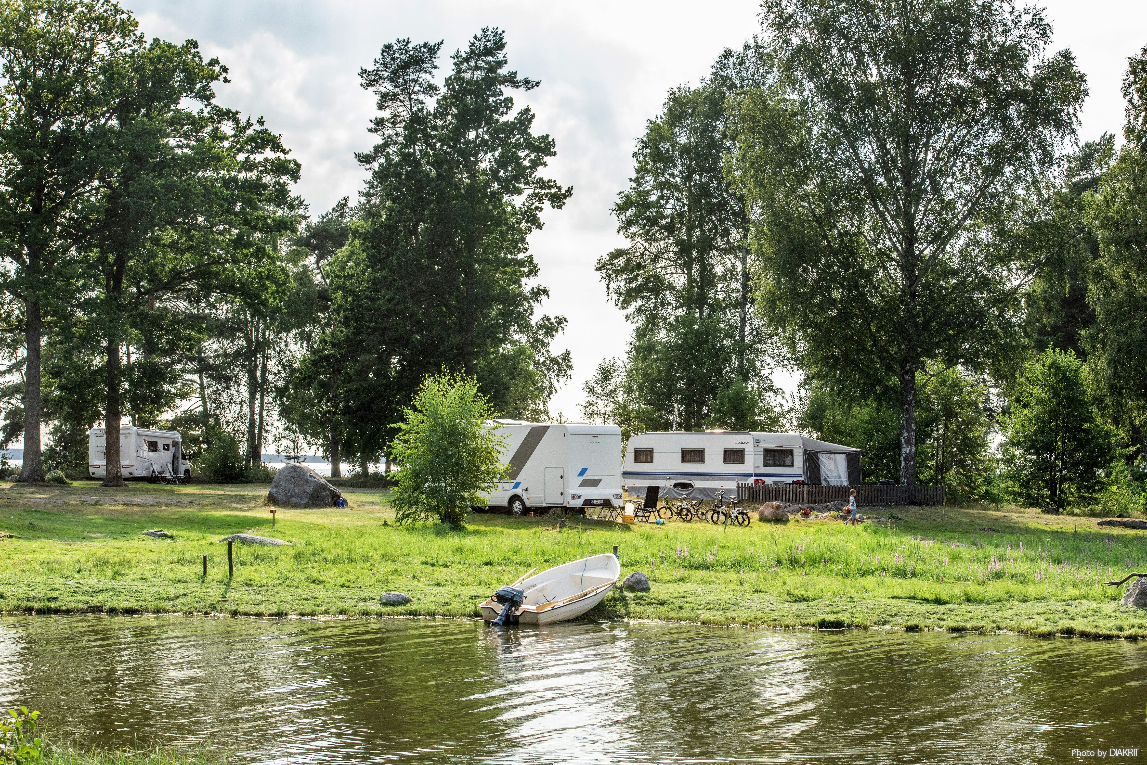 First Camp Ekudden-Mariestad - Blick auf die Stellplatzwiese auf dem Campingplatz