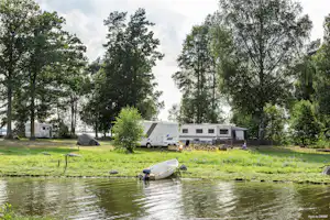First Camp Ekudden-Mariestad - Blick auf die Stellplatzwiese auf dem Campingplatz