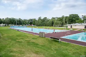 First Camp Ekudden-Mariestad - Freibad mit verschiedenen Becken auf dem Campingplatz