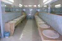 Camping El-Bahira - Innenraum des Sanitärgebäudes mit Waschbecken und Spiegeln