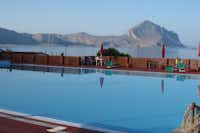 Camping El-Bahira - Swimmingpool mit dem Mittelmeer im Hintergrund