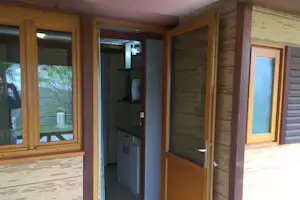 Camping El Balcón de Pitres - Eingang einer Holzhütte auf dem Campingplatz
