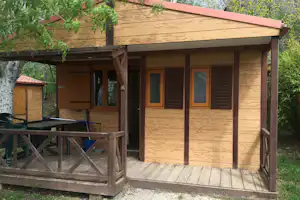 Camping El Balcón de Pitres - Holzhütte mit überdachter Veranda auf dem Campingplatz