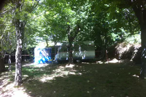 Camping El Balcón de Pitres - Wohnwagen im Schatten der Bäume