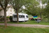 Camping El Berguedà - Campingbereich für Wohnmobile von Bäume umgeben