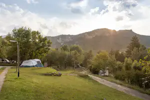 Huttopia Barcelona Pirineos - Standplätze auf der Wiese auf dem Campingplatz