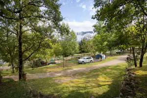 Huttopia Barcelona Pirineos - Standplätze zwischen den Bäumen auf dem Campingplatz