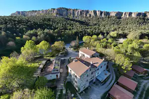 Huttopia Barcelona Pirineos Camping El Berguedà - Campingplatz aus der Vogelperspektive