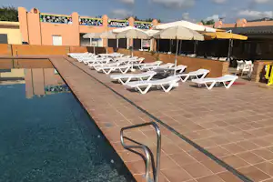 Camping El Camell - Restaurant Terrasse mit Blick auf den Pool