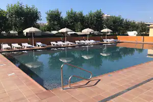 Camping El Camell - Campingplatz mit Pool, Liegestühlen und Sonnenschirmen