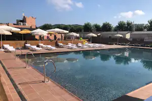 Camping El Camell - Pool und Restaurant auf dem sonnigen Campingplatz