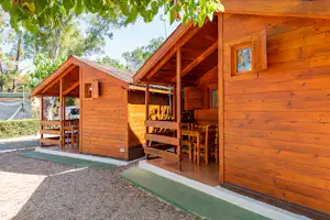 Camping el Cid - Mobilheime vom Campingplatz mit Veranden zwischen Bäumen