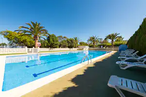 Camping el Cid - Pool vom Campingplatz mit Liegestühlen im Schatten
