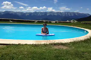 Camping el Cortal del Gral - Pool mit Blick auf die Berge auf dem Campingplatz