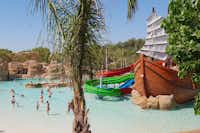 Camping El Delfin Verde - Kinderbecken mit Abenteuer-Piratenschiff auf dem Campingplatz