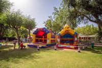Camping El Escorial - Hüpfburgen für Kinder auf dem Campingplatz