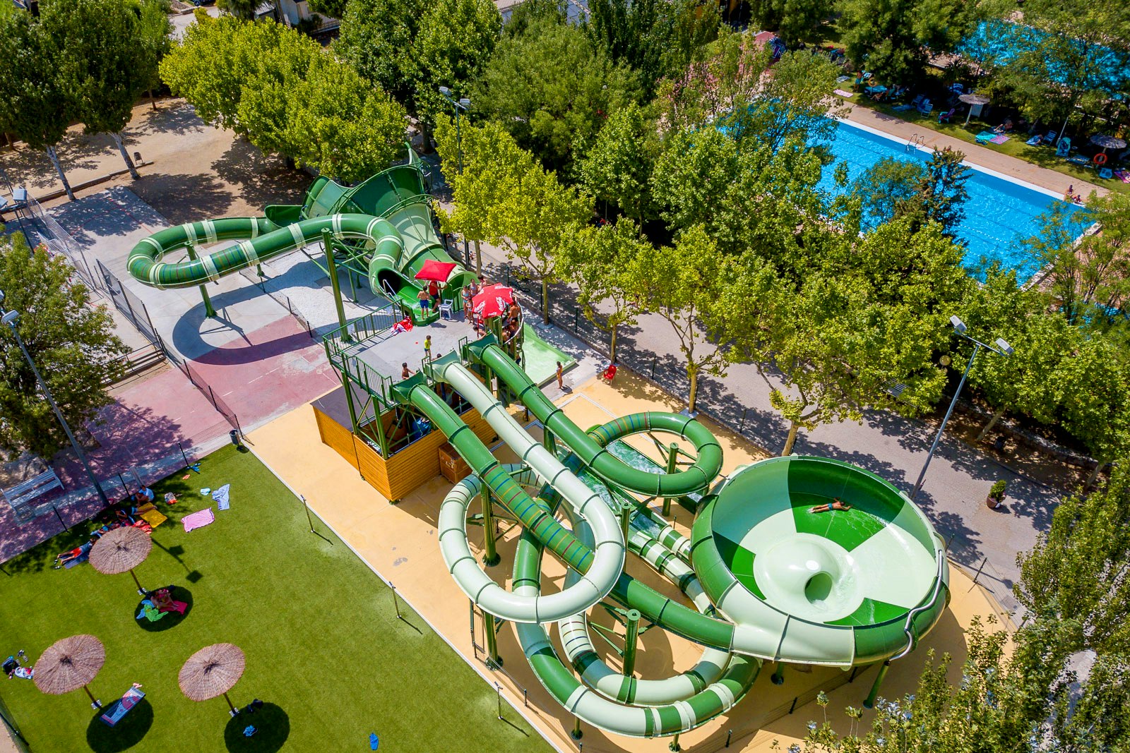 Camping El Escorial - Wasserrutschen auf dem Campingplatz aus der Vogelperspektive
