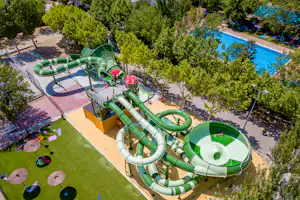 Camping El Escorial - Wasserrutschen auf dem Campingplatz aus der Vogelperspektive