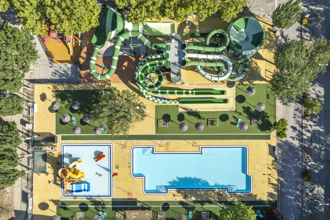 Capfun Camping El Escorial - Luftaufnahme des Wasserparks auf dem Campingplatz