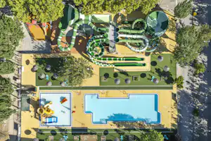 Capfun Camping El Escorial - Luftaufnahme des Wasserparks auf dem Campingplatz