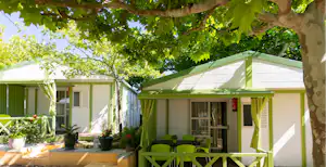 Camping El Far - Blick auf die Mobilheime mit Terrasse auf dem Campingplatz