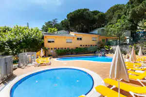 Camping El Far - Pools im Freien mit Liegestühlen und Sonnenschirmen