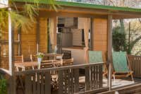 Camping El Garrofer  - Liegestühle und Esstisch auf der Veranda vom Mobilheim auf dem Campingplatz