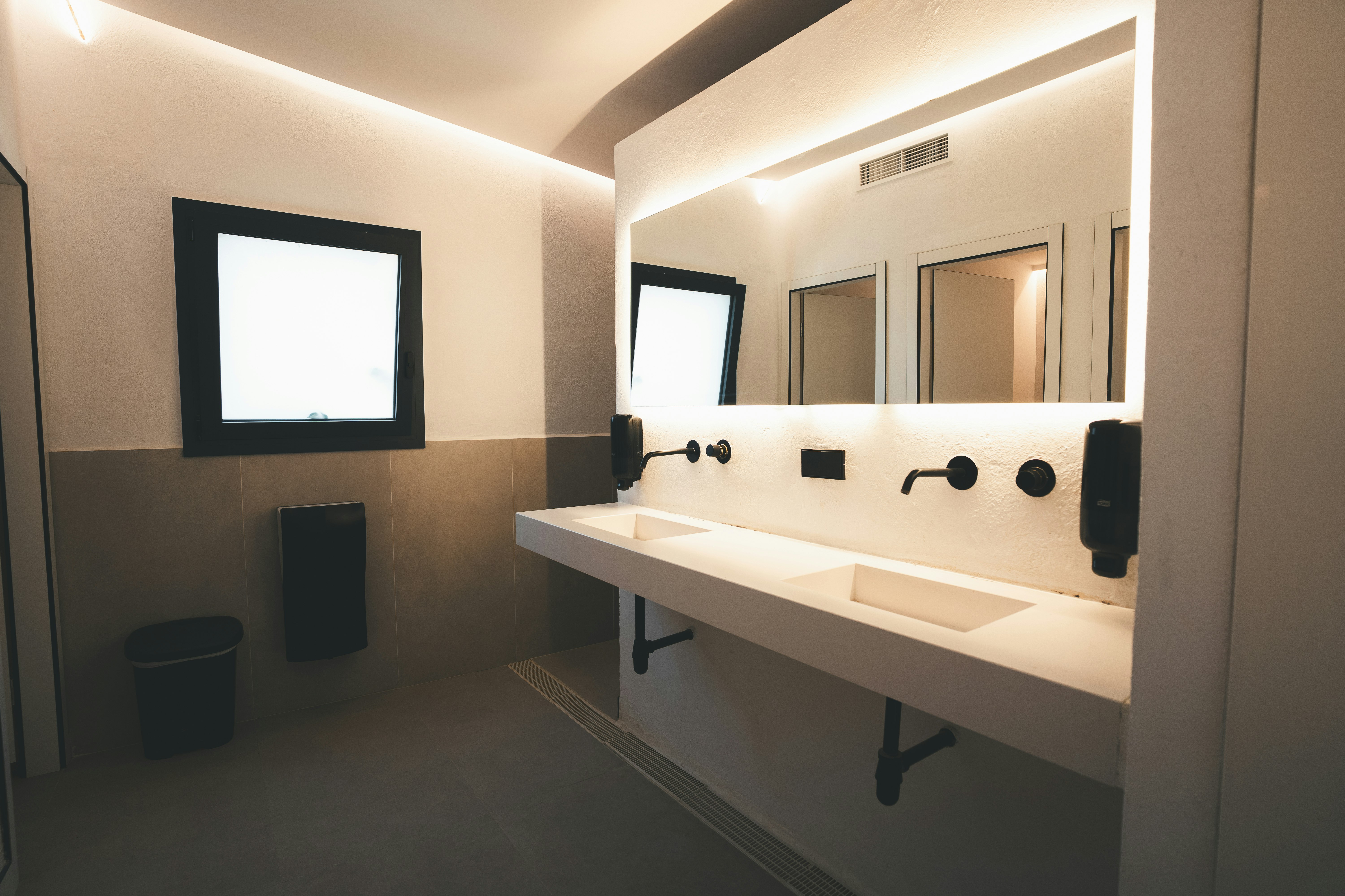 HolaCamp Sitges Garrofer  Camping El Garrofer  - Innenansicht des Sanitärgebäudes