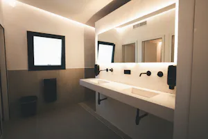 HolaCamp Sitges Garrofer Camping El Garrofer - Innenansicht des Sanitärgebäudes