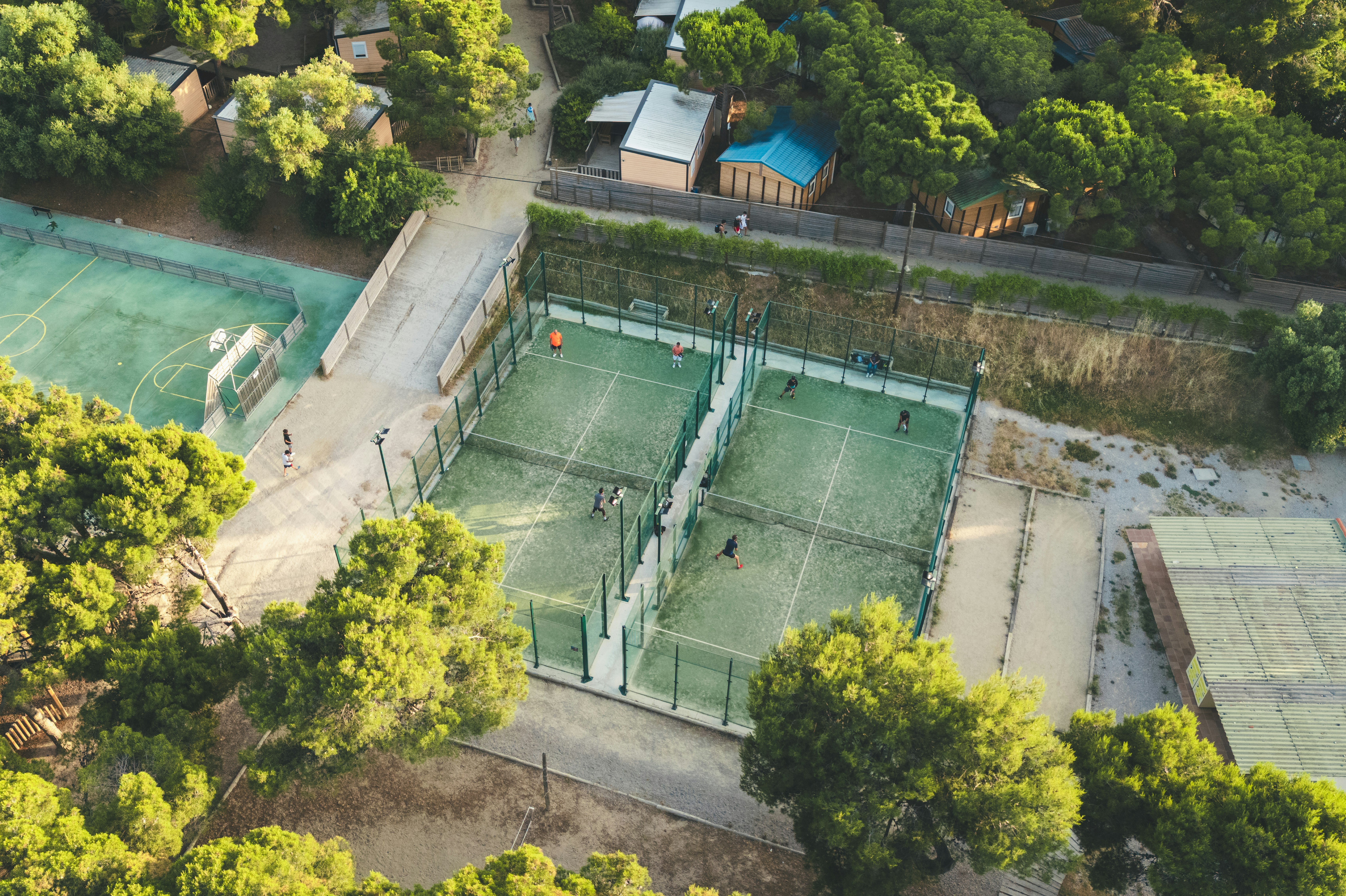 HolaCamp Sitges Garrofer  Camping El Garrofer  - Luftaufnahme des Sportplatzes auf dem Campingplatz