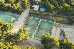 HolaCamp Sitges Garrofer Camping El Garrofer - Luftaufnahme des Sportplatzes auf dem Campingplatz