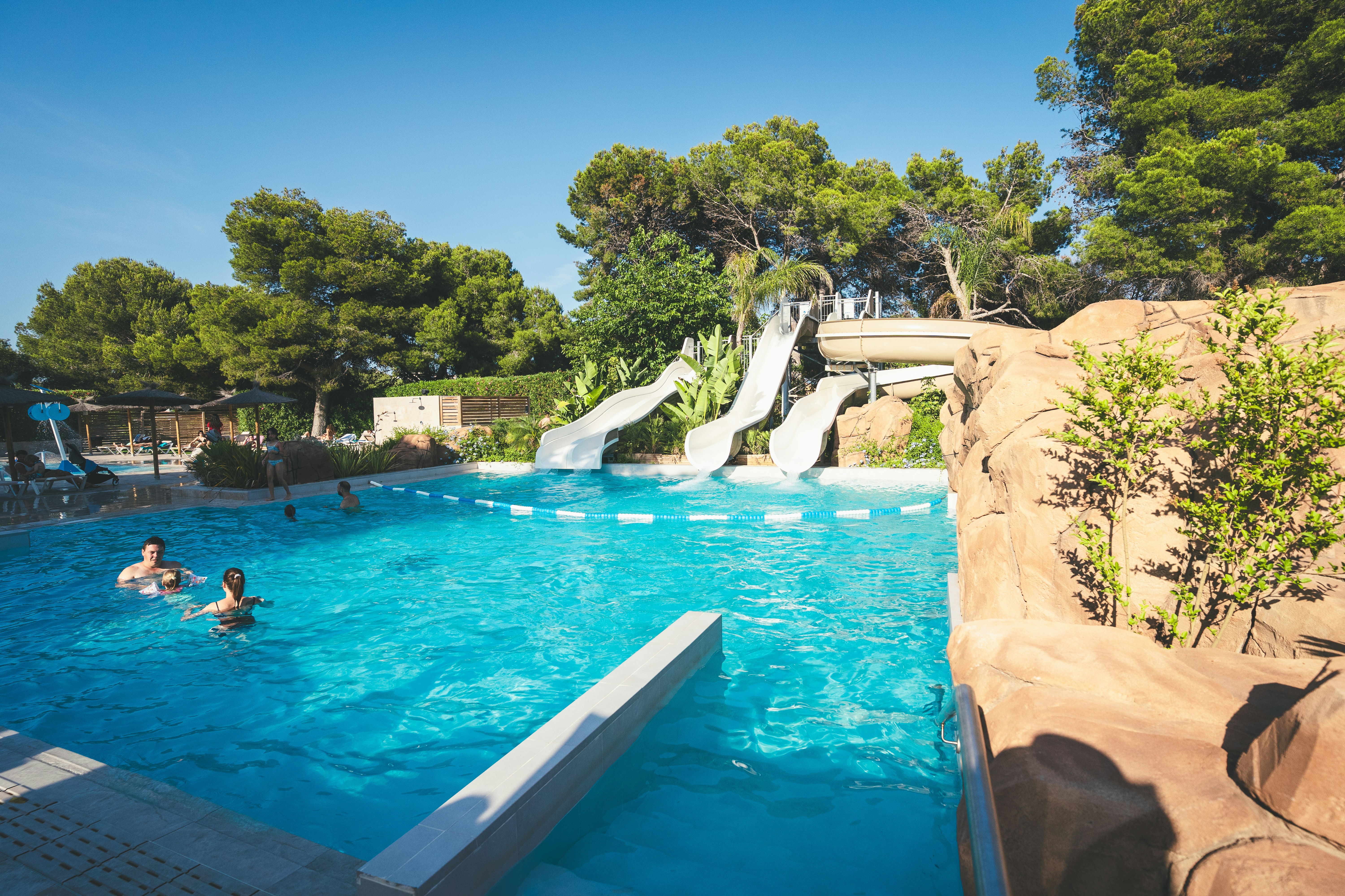 HolaCamp Sitges Garrofer  Camping El Garrofer  - Rutschen im Wasserpark des Campingplatzes