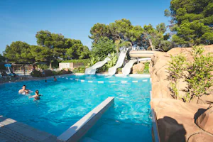 HolaCamp Sitges Garrofer Camping El Garrofer - Rutschen im Wasserpark des Campingplatzes