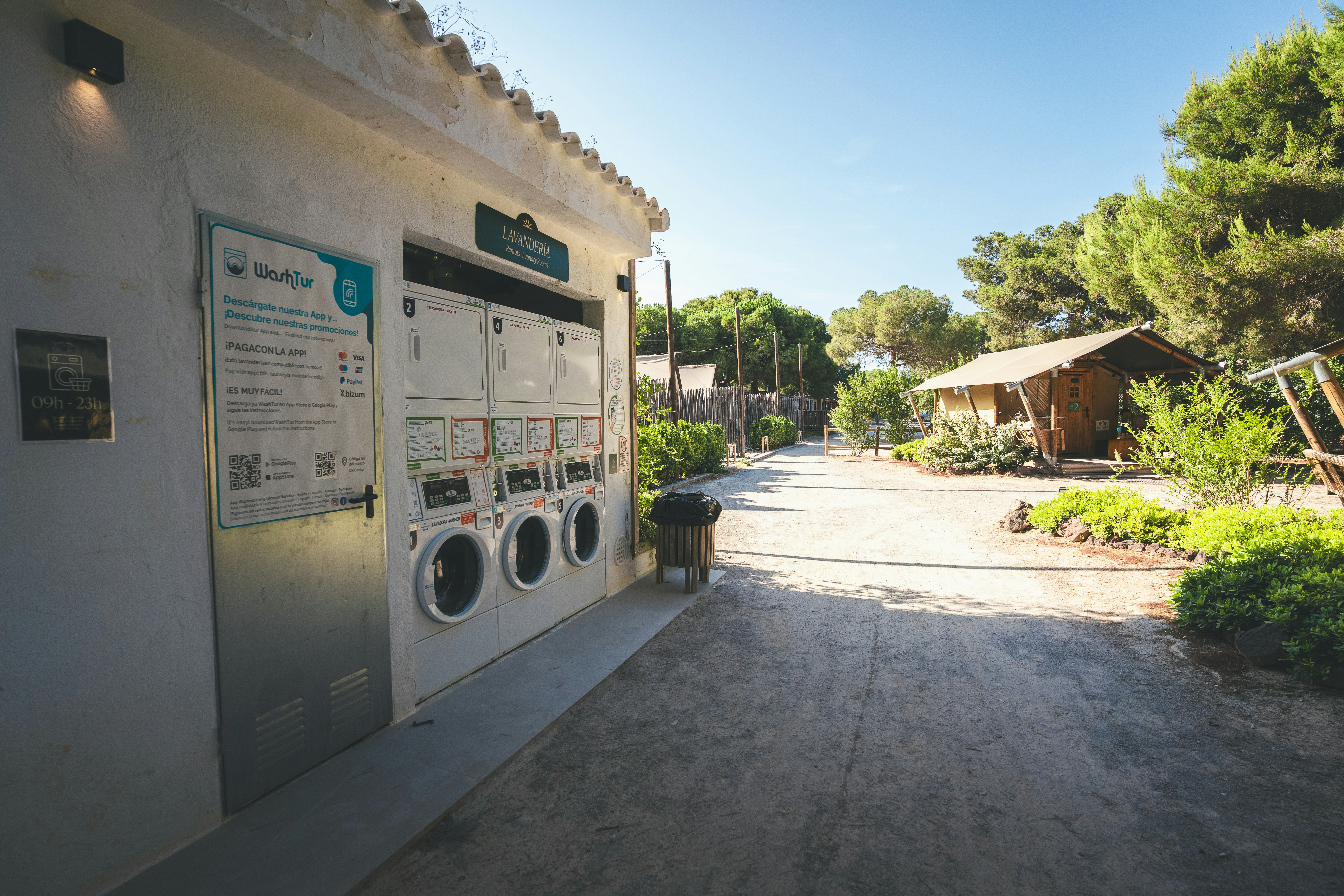 HolaCamp Sitges Garrofer  Camping El Garrofer - Waschmaschinen auf dem Campingplatz