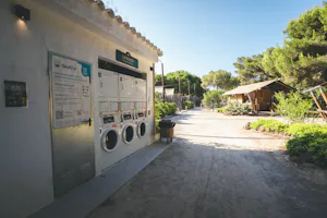 HolaCamp Sitges Garrofer Camping El Garrofer - Waschmaschinen auf dem Campingplatz