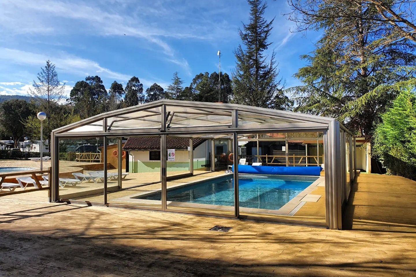 Camping El Helguero - Überdachter Pool auf dem Campingplatz