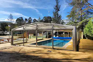 Camping El Helguero - Überdachter Pool auf dem Campingplatz