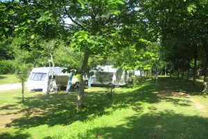 Camping El Helguero - Wohnwagen und Wohnmobile unter Bäumen