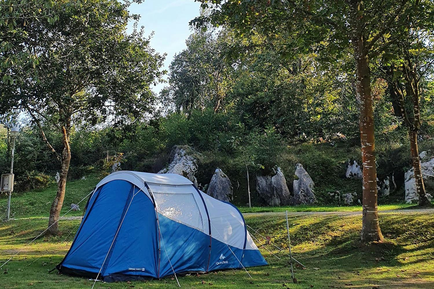 Camping El Helguero - Zeltplatz auf der Wiese