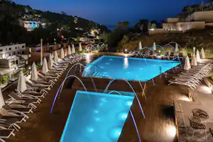 Camping El Maset - Blick auf das Freibad bei Abend