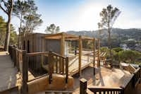 Camping El Maset - Blick auf ein Mobilheim mit Terrasse und schöner Aussicht
